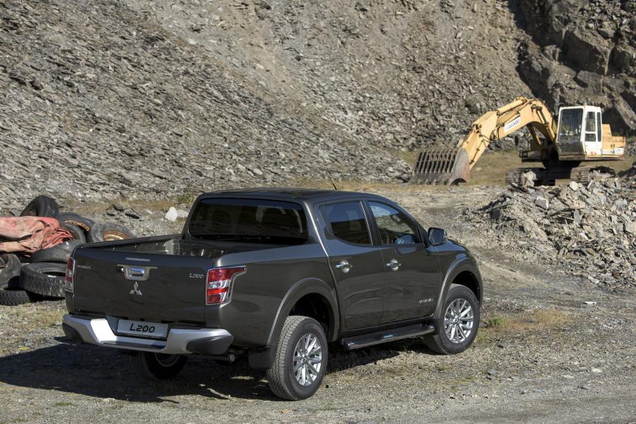  Mitsubishi L200 Double Cab Barbarian 2015 года  (фото 18 из 30)